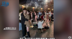 多对情侣迪士尼流水线式接吻拍照 网友调