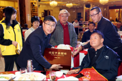 方建文秘书长参加海南文昌符雅基金会义卖活动并捐赠了《文化大业》