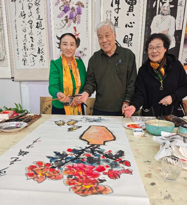 陈香梅世界艺术家协会书画笔会在京举行 17位名家挥毫共绘艺术盛宴     2025年10月8日上午10时，由陈香梅世界艺术家协会主办的“书画艺术交流笔会”在北京盛合体育中心圆满举行。来自全国各地的17(图5)