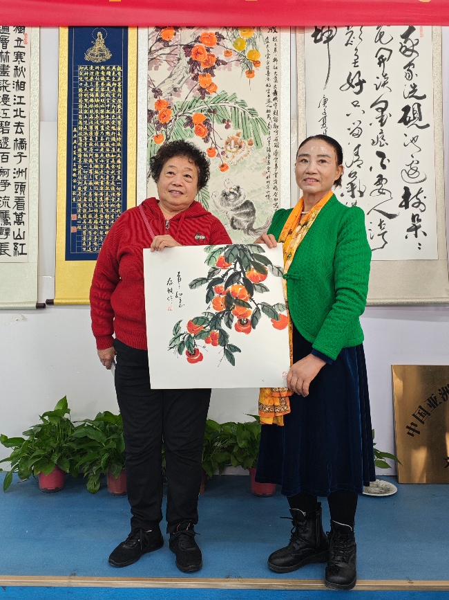 陈香梅世界艺术家协会书画笔会在京举行 17位名家挥毫共绘艺术盛宴     2025年10月8日上午10时，由陈香梅世界艺术家协会主办的“书画艺术交流笔会”在北京盛合体育中心圆满举行。来自全国各地的17(图14)