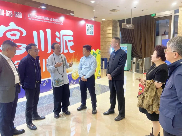 图左三为金宫川派味业董事长龚永泽先生。共工社 发